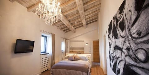 Suite | In-room safe, soundproofing, cribs/infant beds, rollaway beds