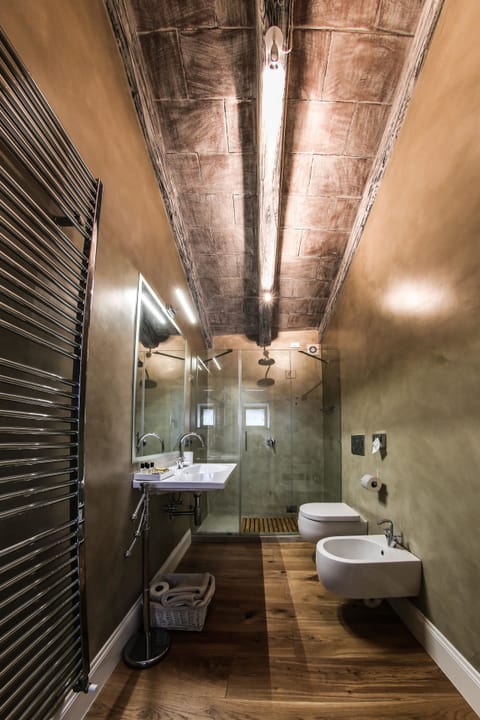Villa, Annex Building | Bathroom | Shower, hydromassage showerhead, free toiletries, hair dryer