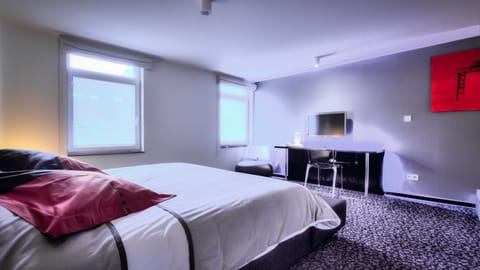 Standard Apartment, Kitchen | Premium bedding, minibar, in-room safe, individually furnished