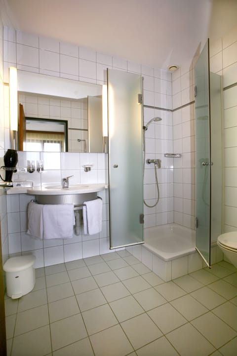 Basic Double Room | Bathroom | Hair dryer, towels