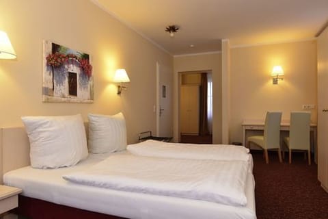 Classic Double Room | Hypo-allergenic bedding, desk, blackout drapes, soundproofing