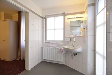 Shower, free toiletries, hair dryer, towels