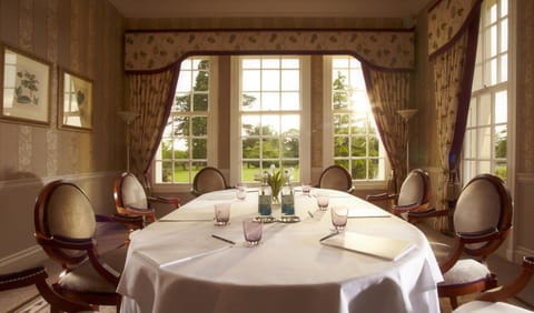 Breakfast, lunch, dinner served; British cuisine