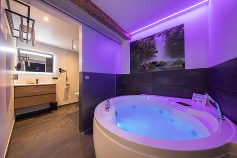 Superior room with whirlpool | Bathroom | Designer toiletries, hair dryer, towels