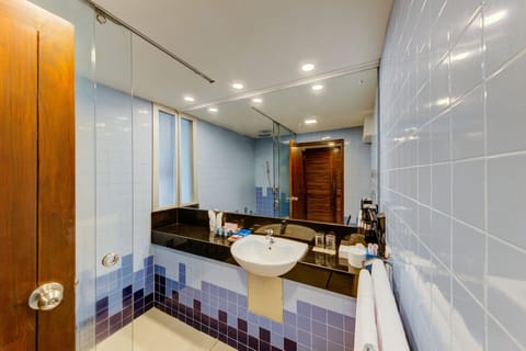 Superior Ocean Vista  | Bathroom | Shower, free toiletries, hair dryer, bidet