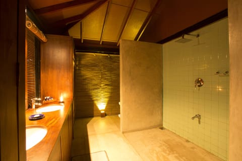 Dwelling with Plunge Pool | Bathroom | Shower, free toiletries, bathrobes, bidet