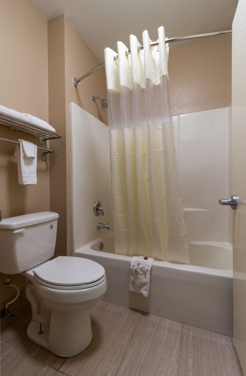 Combined shower/tub, free toiletries, towels