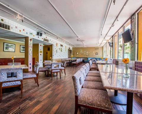 Breakfast and dinner served