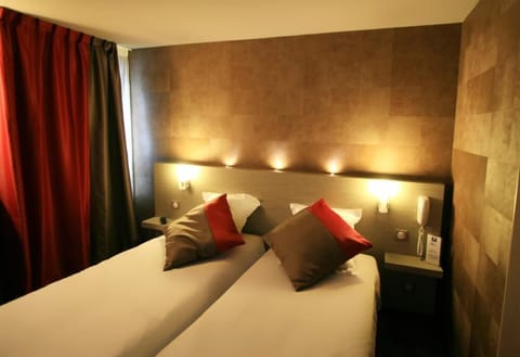 Premium Room, 1 Queen Bed, Non Smoking | In-room safe, desk, laptop workspace, blackout drapes