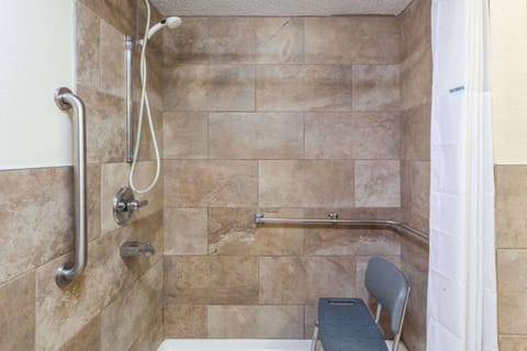 Combined shower/tub, hair dryer, towels