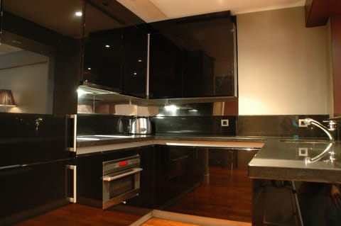 Full-size fridge, microwave, oven, stovetop