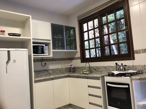 Family Bungalow, 1 Bedroom (Amplo) | Private kitchen | Full-size fridge, microwave, oven, stovetop