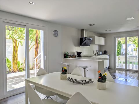 Villa Santamaria, 4 bedrooms | Private kitchen | Full-size fridge, microwave, oven, stovetop