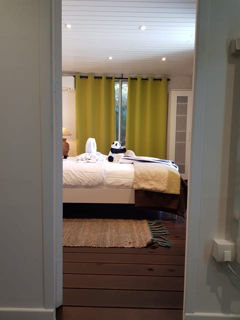 Chambre Confort, vue mer | Minibar, in-room safe, iron/ironing board, free WiFi