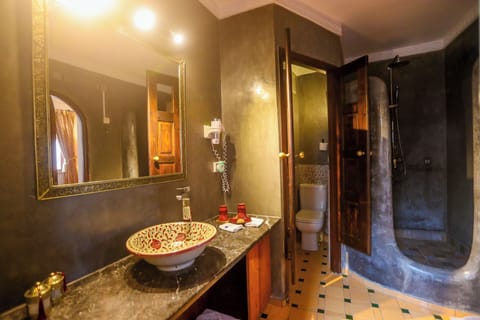 Superior Double or Twin Room | Bathroom | Shower, free toiletries, hair dryer, towels