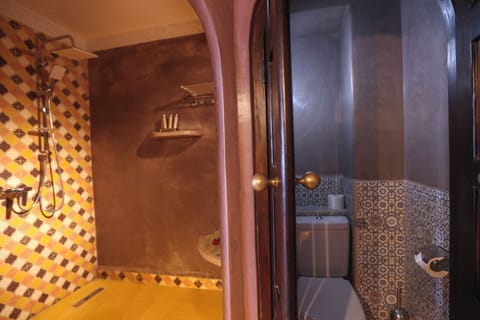 Deluxe Suite, Ocean View | Bathroom | Shower, free toiletries, hair dryer, towels