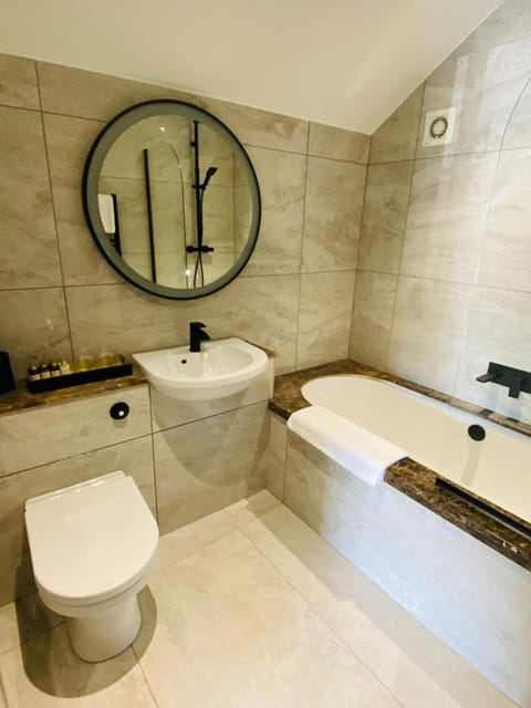 Combined shower/tub, free toiletries, hair dryer