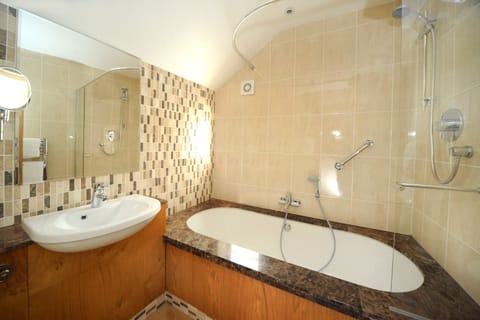 Double or Twin Room, Ensuite | Bathroom | Combined shower/tub, free toiletries, hair dryer