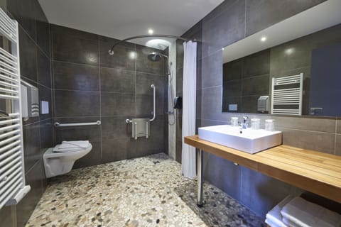 Cozy Quadruple Room | Bathroom | Shower, hair dryer, towels