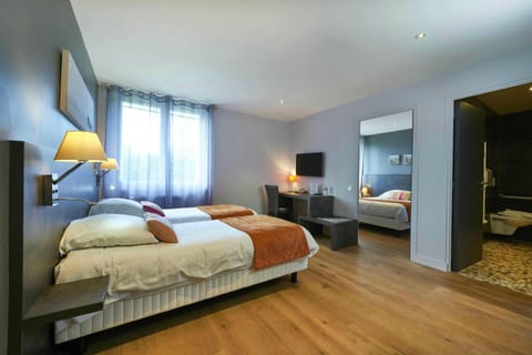 Cozy Quadruple Room | In-room safe, desk, soundproofing, free cribs/infant beds