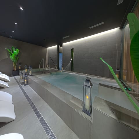 Couples treatment rooms, sauna, spa tub, massages