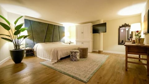 Honeymoon Studio Suite | Memory foam beds, in-room safe, desk, laptop workspace