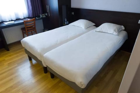 Premium bedding, desk, iron/ironing board, free WiFi