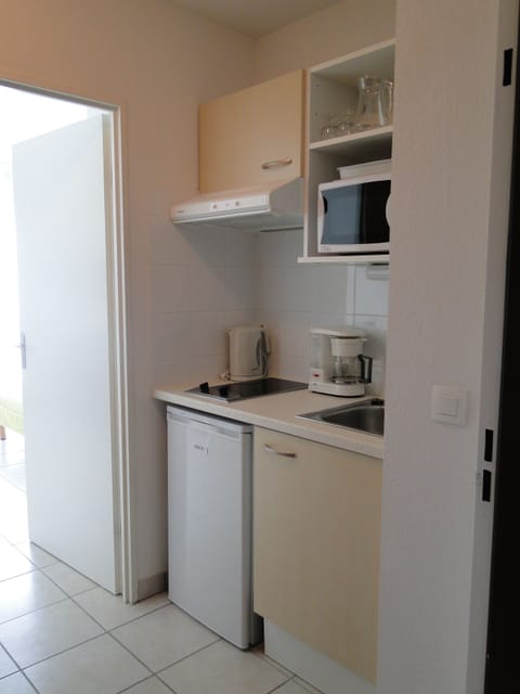 APARTMENT (DOUBLE BED, SINGLE BEDS AND SOFA BED) | Private kitchenette | Fridge, microwave, stovetop, cookware/dishes/utensils