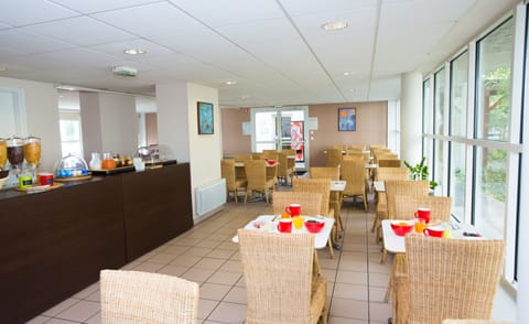 Daily continental breakfast (EUR 11 per person)