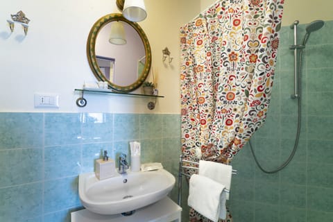 Comfort Double Room, 1 Bedroom, Private Bathroom | Bathroom | Shower, free toiletries, hair dryer, bidet