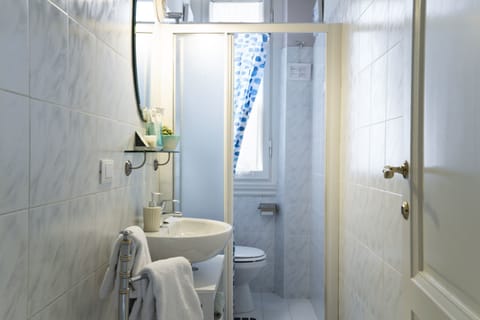 Standard Double or Twin Room, 1 Double or 2 Twin Beds, Private Bathroom | Bathroom | Shower, free toiletries, hair dryer, bidet