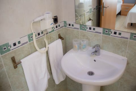 Double Room, 1 Double Bed, City View (double bed) | Bathroom | Shower, towels