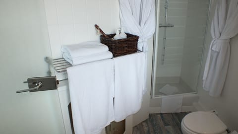 Classic Double Room, Sea View (Amiral Cazo) | Bathroom | Free toiletries, hair dryer, towels