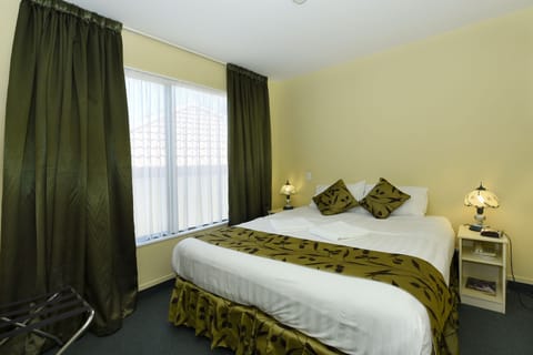 Standard Suite, 1 Bedroom | Desk, soundproofing, iron/ironing board, cribs/infant beds