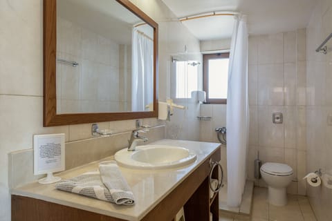 Free toiletries, hair dryer, towels, shampoo