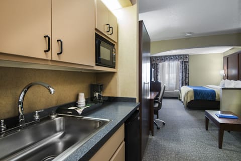 Suite, Non Smoking | Private kitchen | Mini-fridge, microwave, coffee/tea maker, freezer