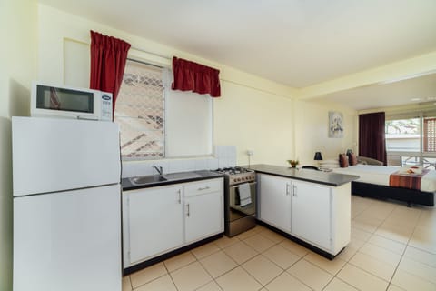 Executive Studio | Private kitchen | Fridge, microwave, stovetop, coffee/tea maker