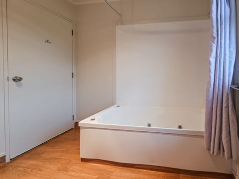 2 Bedroom Apartment | Bathroom | Free toiletries, hair dryer, towels