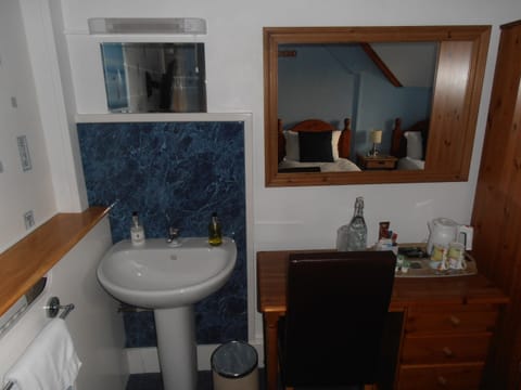 Standard Twin Room, Shared Bathroom | Bathroom sink