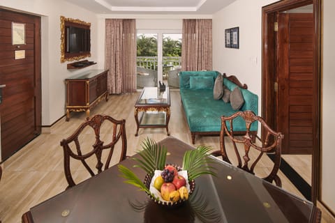 Family Suite | Living room | LCD TV, DVD player