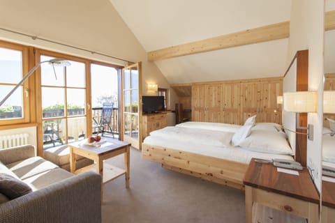 Double Room | Hypo-allergenic bedding, down comforters, minibar, in-room safe