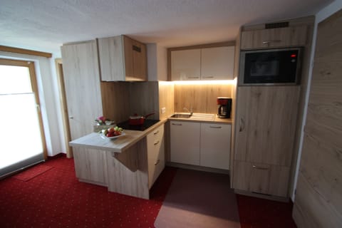 Basic Studio, Kitchen | Private kitchen | Fridge, microwave, stovetop, dishwasher