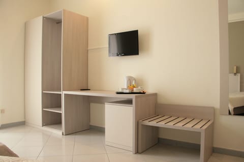 Comfort Room, Balcony | Minibar, in-room safe, desk, soundproofing