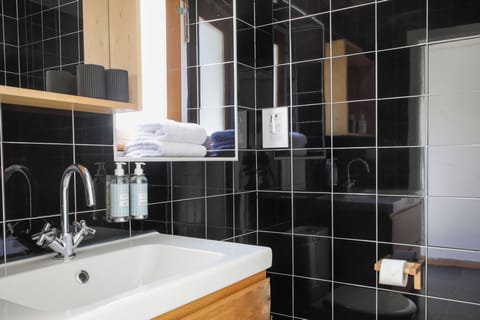 Superior Double Room | Bathroom | Shower, rainfall showerhead, hair dryer, towels