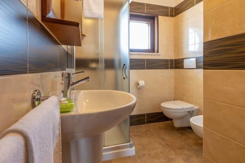 Double Room, Balcony | Bathroom | Shower, free toiletries, hair dryer, towels