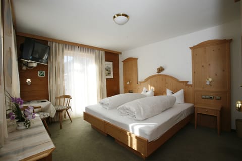 Standard Double Room, Non Smoking, Mountain View | Premium bedding, in-room safe, desk, blackout drapes