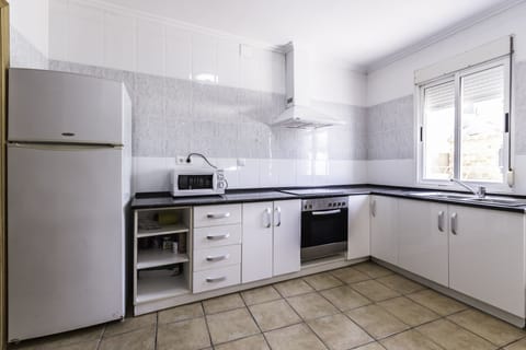 Deluxe Bungalow | Private kitchen | Fridge, stovetop, coffee/tea maker, cookware/dishes/utensils