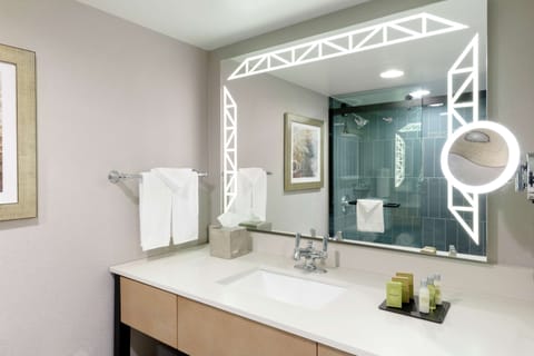 Combined shower/tub, designer toiletries, hair dryer, towels