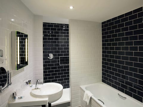 Classic Double Room, 2 Twin Beds | Bathroom | Shower, rainfall showerhead, free toiletries, hair dryer