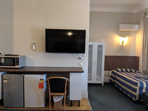 Heritage Family Room | Iron/ironing board, free WiFi, bed sheets